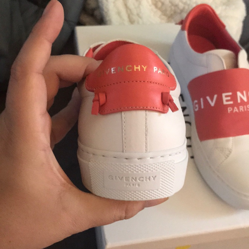 New In Box. GIVENCHY - Picture 5 of 11